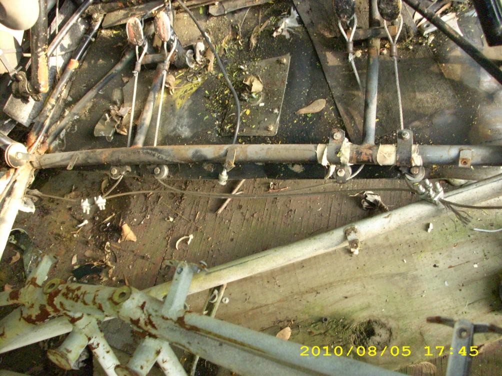 Click image for larger version

Name:	DSCI1198 R side brake cables on wrecked F19.JPG
Views:	69
Size:	148.3 KB
ID:	181155